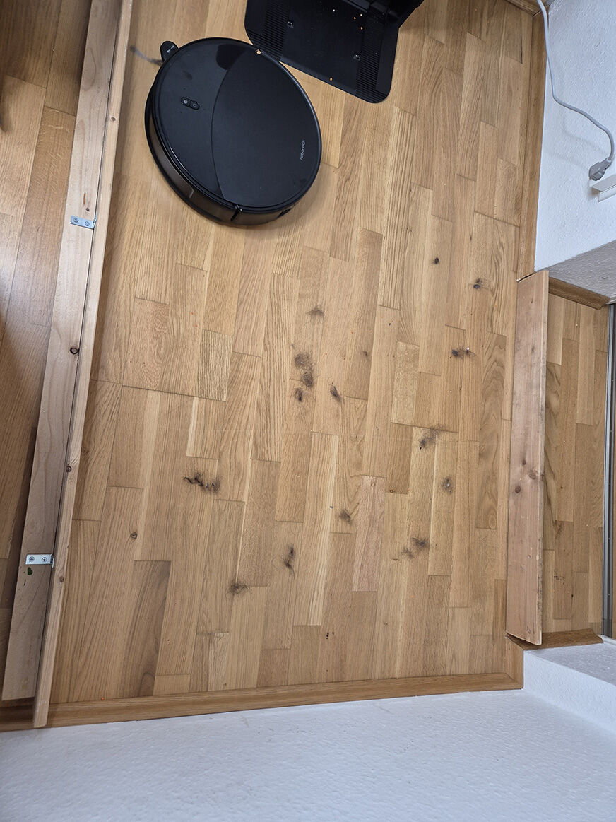 Die Hauptbürste des Saros 20 mit verfangenen langen Haaren nach dem Saugtest.